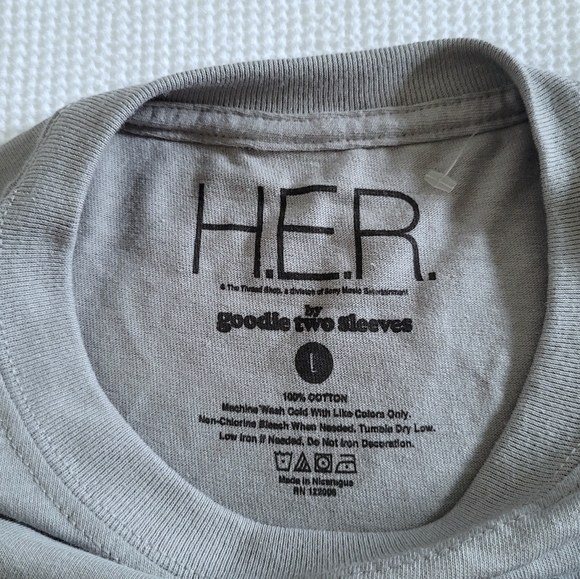 Goodie Two✌ Sleeves H.E.R. (Gabriella Sarmiento Wilson)🎤 Graphic Tee👕 - NWT - Picture 5 of 13